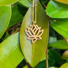 Load image into Gallery viewer, gold mighty lotus necklace